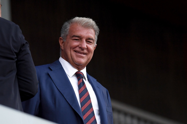 目前巴塞罗, Kjfku, 示不满