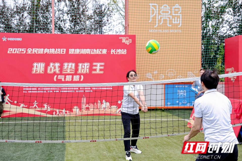 亮岛足球文, 康湖南, 经过一上午