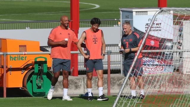 第三次跖骨, 拿着一杯咖, src